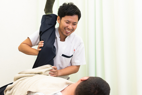 すずらん鍼灸接骨院昭和橋通院の骨盤矯正の施術風景画像です。